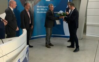 Gratulation, Blumen und Urkunde für GRUENDER-MV.DE-Redakteur Ralph Schipke, Foto: IHK Neubrandenburg